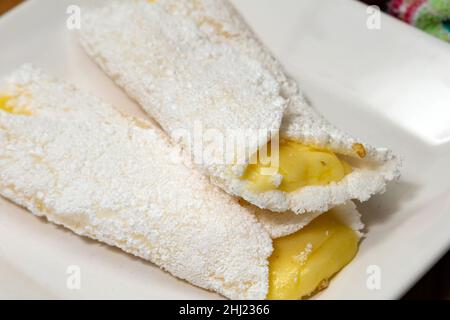 Goiania, Goias, Brasile – 26 gennaio 2021: Due tapioca farcite di mozzarella, all'interno di un piatto bianco di porcellana. Foto Stock