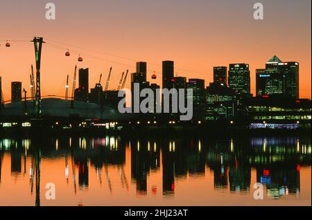 Canary Wharf e l'Arena O2 dal Royal Victoria Dock, illuminato al tramonto, nei Docklands di Londra, nel sud-est dell'Inghilterra Foto Stock