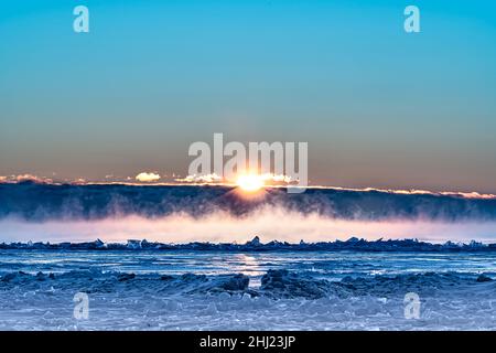 Alba su iceberg con nebbia proveniente dal lago Foto Stock