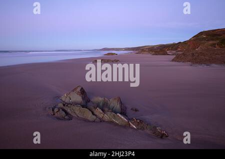 Una spiaggia deserta Tregantle subito dopo l'alba sulla costa sud-orientale della Cornovaglia Foto Stock