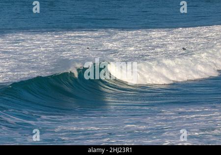 Grandi onde al largo della costa a Holywell Bay North Cornwall Foto Stock