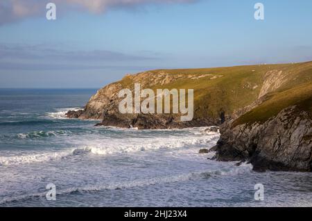 Onde Al Di Fuori Di Holywell Bay North Cornwall Foto Stock
