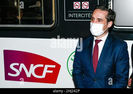 Il ministro francese dei Trasporti Jean-Baptiste Djebbari accanto al logo SNCF partecipa alla prima partenza notturna del treno alla stazione di Austerlitz, il 12 dicembre 2021 Foto Stock