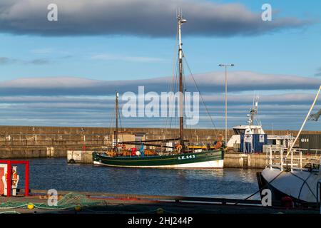 BUCKIE,MORAY,SCOZIA - 23 GENNAIO 2022: Questa è la barca a vela registrata a Lerwick, Scozia, Swan, ormeggiato al porto, Buckie, Moray, Scozia Foto Stock