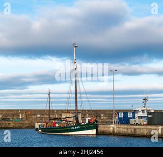 BUCKIE,MORAY,SCOZIA - 23 GENNAIO 2022: Questa è la barca a vela registrata a Lerwick, Scozia, Swan, ormeggiato al porto, Buckie, Moray, Scozia Foto Stock