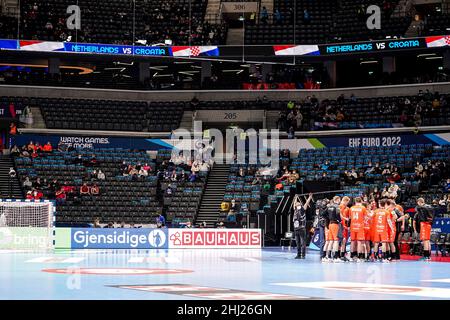 BUDAPEST, UNGHERIA - GENNAIO 26: Tifosi sostenitori durante il Men's EHF Euro 2022 Main Round Group incontro tra Paesi Bassi e Croazia al MVM Dome il 26 gennaio 2022 a Budapest, Ungheria (Foto di Henk Seppen/Orange Pictures) Foto Stock