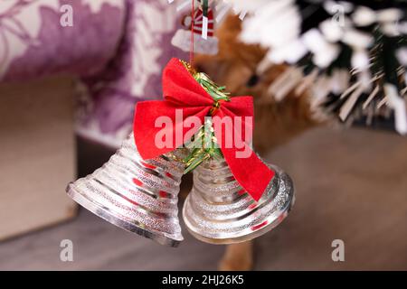 Decorazione di Natale campane d'argento su primo piano albero Foto Stock