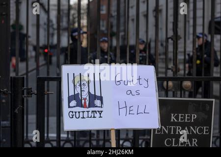 Londra, Regno Unito. 26th Jan 2022. I manifestanti si rivolgono a Downing Street, in quanto Boris Johnson si trova di fronte a ulteriori richieste di dimettersi durante le domande dei primi Ministri a causa del “Partygate” e del più alto tasso di inflazione per 30 anni. 26th gennaio 2022, Whitehall, Londra, Inghilterra, Regno Unito Credit: Jeff Gilbert/Alamy Live News Foto Stock