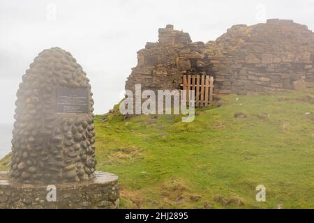 Vista in alto delle rovine del castello di Duntulm all'isola di Skye, Scozia Foto Stock