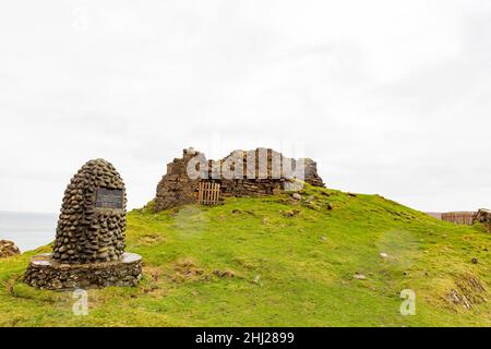 Vista in alto delle rovine del castello di Duntulm all'isola di Skye, Scozia Foto Stock