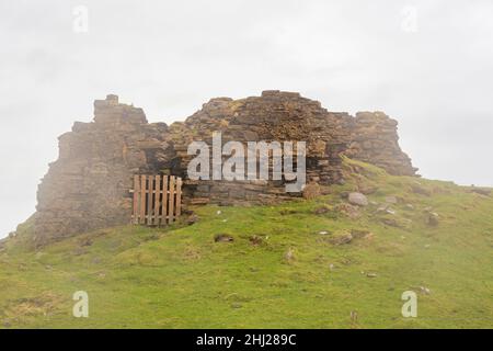 Vista in alto delle rovine del castello di Duntulm all'isola di Skye, Scozia Foto Stock