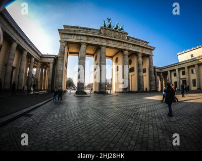 La Porta di Brandeburgo è una settecentesca neoclassico monumento a Berlino, costruito su ordine del re di Prussia Federico Guglielmo II. Foto Stock