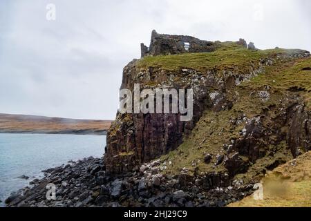 Vista in alto delle rovine del castello di Duntulm all'isola di Skye, Scozia Foto Stock