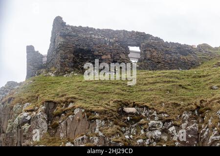 Vista in alto delle rovine del castello di Duntulm all'isola di Skye, Scozia Foto Stock