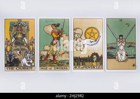 Una diffusione di quattro carte tarocchi da un pacchetto tradizionale. Foto Stock
