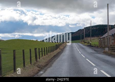 Vista soleggiata del paesaggio rurale a Boreraig, Scozia Foto Stock