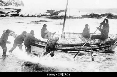 ERNEST SHACKLETON (1874-1922) esploratore anglo-irlandese antartico. Lancio della barca James Caird da Elephant Island il 24 aprile 1916 Foto Stock