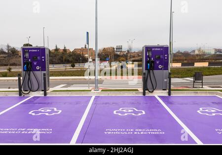 Sarriguren, Spagna - 19 dicembre 2021 - Stazione di ricarica per i veicoli elettrici della società Endesa in Avenue Olaz vicino alla strada PA-30. Foto Stock