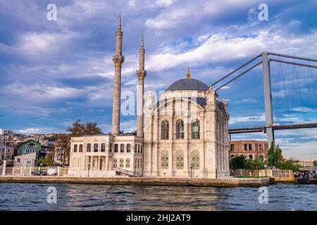 Moschea di Besiktas Ortakoy (Buyuk Mecidiye Camii) e Ponte sul Bosforo. Famosi punti di riferimento della città Foto Stock