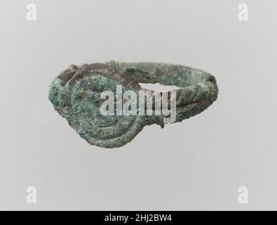 Finger Ring 7th secolo Frankish. Finger Ring 465538 Frankish, Finger Ring, 7th Century, lega di rame, totale: 7/8 x 7/16 poll. (2,2 x 1,1 cm) cornice: 7/16 x 1/16" (1,1 x 0,1 cm). Il Metropolitan Museum of Art, New York. Dono di J. Pierpont Morgan, 1917 (17.193.218) Foto Stock