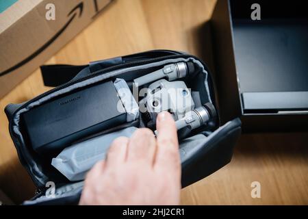 Parigi, Francia - Jan 14, 2022: POV pilota maschio ispezione DJI Air 2s pacchetto drone Fly More Combo contenuto punto al sensore posteriore Foto Stock