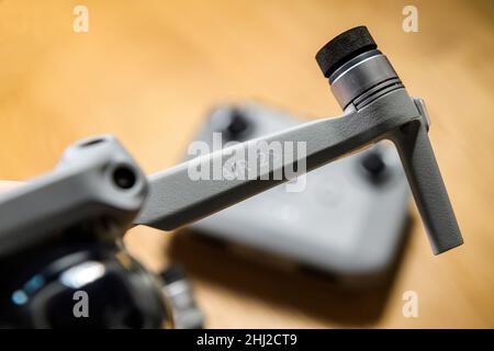 Parigi, Francia - 14 gennaio 2022: Mano maschio POV con nuovo drone DJI Air 2s con particolare attenzione all'iscrizione al logotipo Foto Stock