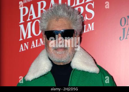 Pedro Almodovar arriva per la proiezione di Parallel Mothers all'Eventim Apollo di Londra. Data foto: Mercoledì 26 gennaio 2022. Foto Stock