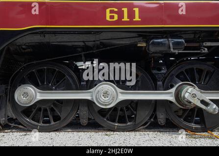 Vista laterale delle ruote e degli ingranaggi di Norfolk & Western #61 a colori parcheggiato al North Carolina Transportation Museum Spencer NC 2015 Foto Stock