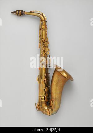 Alto sassofono in e-flat ca. 1855 Adolphe (Antoine Joseph) Sax Belga, Francia attiva quando il sassofono fu brevettato nel 1846, la famiglia del vento mancava di una voce più bassa e robusta. Il sax ha sviluppato il sassofono per riempire questo gap. Anche se ha lottato per promuovere lo strumento ai compositori orchestrali conservatori, ha goduto di successo come strumento di gruppo durante la vita di Sax. Il sassofono ottenne popolarità universale attraverso il jazz e il pop, due generi che, ironicamente, non esistevano fino a molto tempo dopo la sua invenzione. Queste associazioni, emblematiche dell'America, hanno reso il sassofono un potente culturale e pol Foto Stock