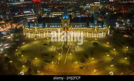 Fotografia aerea del Palazzo Culturale nel centro di Iasi, Romania. La fotografia è stata scattata da un drone nella stagione invernale di notte. Vista dall'alto Foto Stock