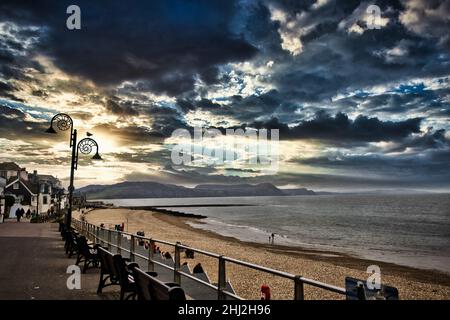 Lyme Regis fronte mare nel mese di dicembre. Lyme Regis è una città nel Dorset occidentale 25 miglia ad ovest di Dorchester e ad est di Exeter nel Regno Unito Foto Stock