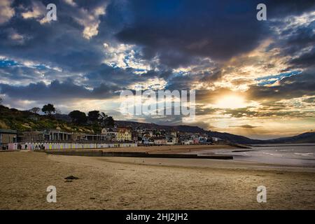 Lyme Regis fronte spiaggia nel mese di dicembre. Lyme Regis è una città nel Dorset occidentale 25 miglia ad ovest di Dorchester e ad est di Exeter nel Regno Unito Foto Stock