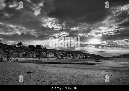 Monocromatico Lyme Regis fronte spiaggia nel mese di dicembre. Lyme Regis è una città nel Dorset occidentale 25 miglia ad ovest di Dorchester e ad est di Exeter nel Regno Unito Foto Stock