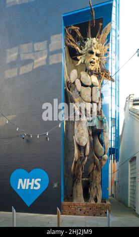 Statua dell'uomo verde di Toin Adams presso la Custard Factory di Digbeth, Birmingham Foto Stock