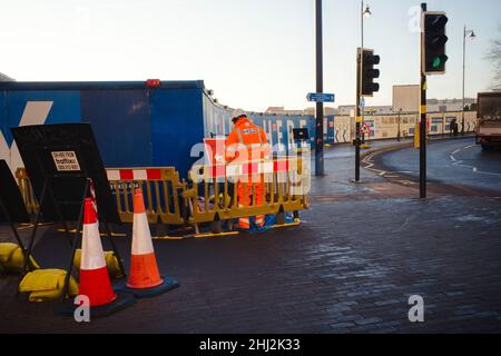 Un buco nella strada per HS2 lavori di terra con operai in azione Foto Stock