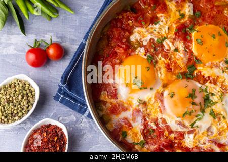 Cena a tavola con famosi menemen turchi, a base di uova, pepe e pomodori. Foto Stock