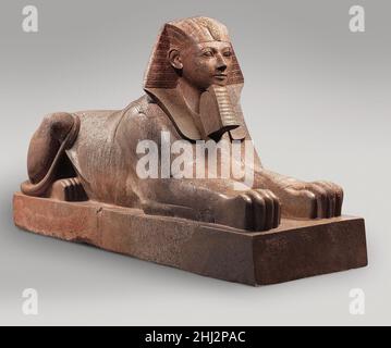 Sphinx di Hatshepsut ca. 1479–1458 a.C. nuovo regno questa colossale sfinge ritrae la donna faraone Hatshepsut con il corpo di un leone e una testa umana che indossa un tessuto di nemi e una falsa barba. Lo scultore ha osservato attentamente i potenti muscoli del leone in contrasto con il bel volto idealizzato del faraone. Era uno di almeno sei sfingi di granito che sorgeva nel tempio mortuario di Hatshepsut a Deir el-Bahri. La sfinge ha una lunga storia nell'arte egiziana, l'esempio più famoso essendo la grande sfinge a Giza che rappresenta la quarta dinastia re Khafre che visse quasi un Foto Stock