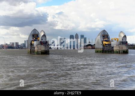 Gates of the Thames Barrier in open normal position, Flood Defense, Thames, London, London Region, Inghilterra, Regno Unito Foto Stock