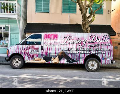 Furgone vivente delle bambole a Key West, Florida, FL, Stati Uniti. Adult Club Off di Duval Street su Fleming St. Furgone dipinto con pubblicità per Gentleman’s Club. Foto Stock