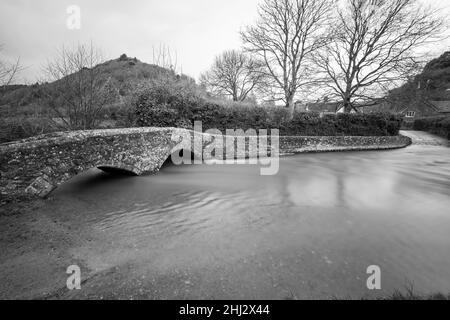 Lunga esposizione del fiume Avill che scorre sotto il ponte Gallox nel villaggio di Dunster nel Somerset Foto Stock