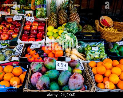 Frutta e verdura in vendita a nerja sulla Costa del Sol nella provincia di Malaga in Spagna Foto Stock