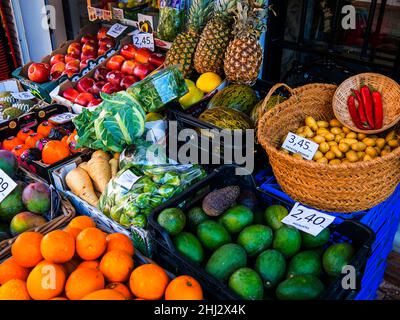 Frutta e verdura in vendita a nerja sulla Costa del Sol nella provincia di Malaga in Spagna Foto Stock