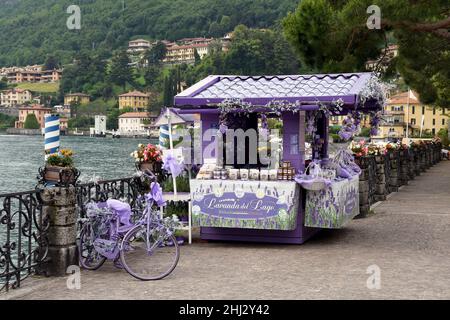 Menaggio, Lago di Como, Italia - Giugno 2019: Stalla vendita prodotti e regali di lavanda in un mercato all'aperto nel comune di Menaggio sul Lago di Como. Foto Stock