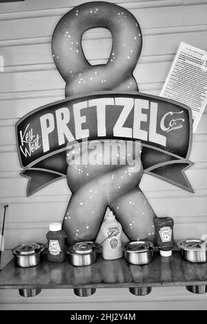 Grafica gigante Pretzel per la Key West Pretzel Company a Key West, Florida, USA. Parete giallo brillante e grafica verde sul muro sopra ketchup Foto Stock