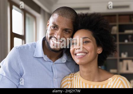 Bel marito e bella moglie sorridendo guardando la macchina fotografica Foto Stock