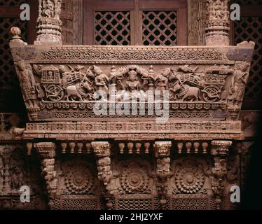 Ensemble architettonico da un Jain Meeting Hall ultimo quarto del 16th secolo India (Gujarat, Patan) la cupola in legno intagliato, balconi e supporti di questo complesso architettonico apparteneva al gudha-mandapa (sala di incontro e preghiera) del tempio di Vadi Parshvanatha Jain a Patan, Gujarat. Il tempio fu dedicato il 13 maggio 1596. Durante la ristrutturazione e l'ampliamento del tempio all'inizio del XX secolo, questa parte dell'edificio fu scartata; nulla della struttura originaria sopravvive a Patan. Alcuni dei suoi elementi, in particolare le otto grandi figure di musicisti e ballerini Foto Stock
