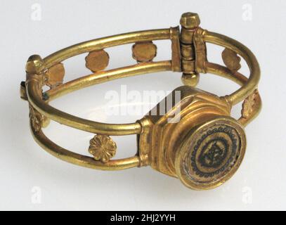 Oro e Niello braccialetto 5th–6th secolo bizantino la scatola del bracciale ha ospitato una reliquia destinata a proteggere il proprietario, il cui nome, probabilmente Myras, appare in un monogramma. Mentre il cristianesimo divenne la religione dominante nella società bizantina, l'immaginario cristiano si ritrovò sempre più sui gioielli. Le croci appaiono nel V secolo; la Vergine Maria, i santi, gli angeli e altre figure sacre divennero popolari nel VI secolo. Le immagini sono state pensate per proteggere l'indossatore, aiutare nelle preghiere, e persino fare miracoli. Bracciale in oro e Niello 464165 bracciale in bizantino, oro e Niello, del 6th?5th secolo, oro, ni Foto Stock