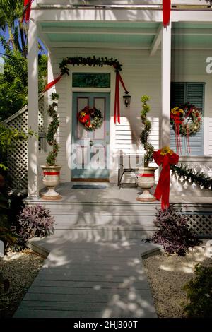 Porta d'ingresso con decorazioni natalizie a Key West, Florida, Florida, USA. Conch casa con archi rossi Foto Stock