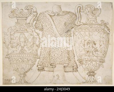 Design ornamentale con anfora e stile antico Armor 16th secolo dopo Polidoro da Caravaggio italiano. Design ornamentale con Amphore e stile antico Armor 363347 Foto Stock