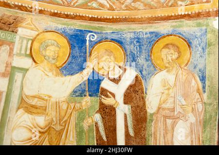 Consacrazione di Ermagora come vescovo, Simon Pietro sinistra, Marco destra, affresco medievale, cripta Maxenziana, Basilica di Santa Maria Assunta, Unesco mondo Foto Stock